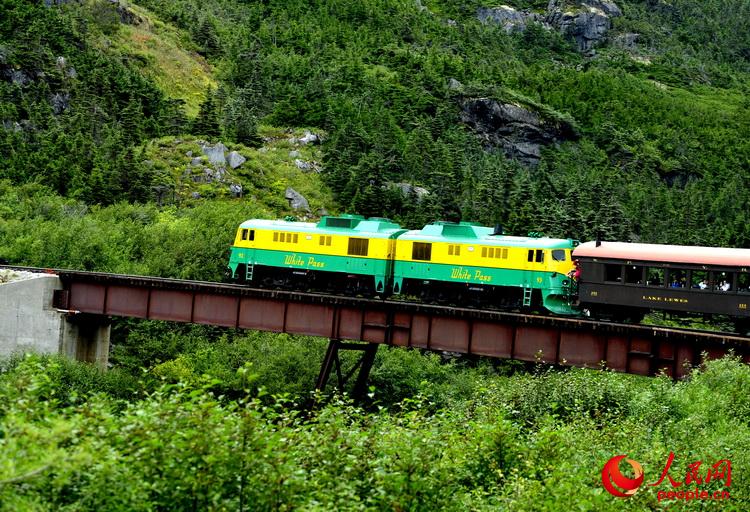 小火車行駛在1969年建成的峽谷新橋上   於世文  攝