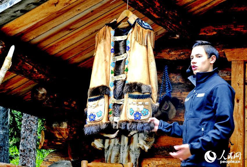 因紐特人帥哥在介紹民族服飾   於世文   攝