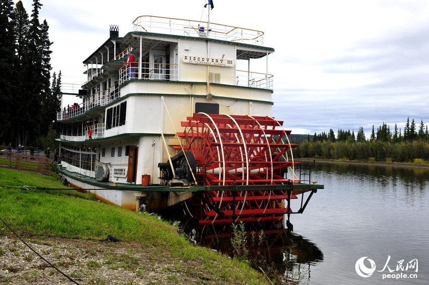 停靠在因紐特人村落的遊船及尾部推進器   於世文  攝 
