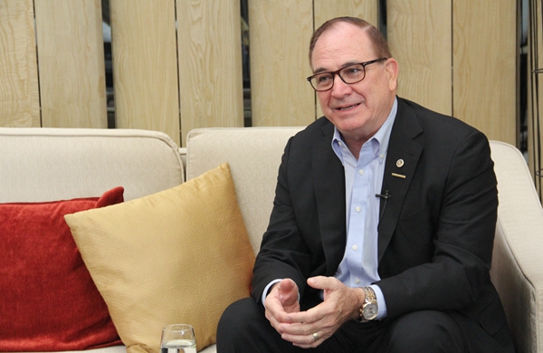 前加州共和黨領袖夏樂柏：特朗普訪華有助解決美國就業難題