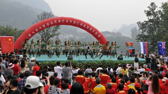 National Folk Song and Dance Ensemble of Mongolia performanced in Yichang