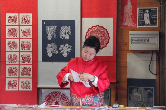 Sun Erlin, Chinese Paper Cut Artist, Showcase Her Artistry