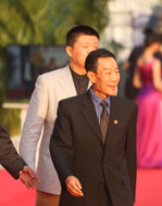 中国文联副主席、中国影协副主席李雪健等代表《杨善洲》剧组亮相红毯.jpg