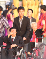 中国文联荣委、中国影协名誉主席谢铁骊和著名表演艺术家于蓝亮相红毯.jpg