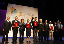 本届校园戏剧节优秀剧目奖普通组代表与颁奖嘉宾合影.JPG