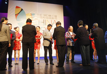 颁奖嘉宾为获得第三届校园戏剧节优秀剧目奖的专业组代表颁奖.JPG