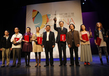 本届校园戏剧节获得单项奖的剧组代表与颁奖嘉宾合影.JPG