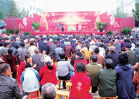 小戏节吸引了吕艺镇的众多百姓前来观看