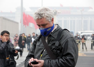 参加两会报道的记者们戴上口罩以防雾霾。中国文艺网 丁薇　摄.JPG