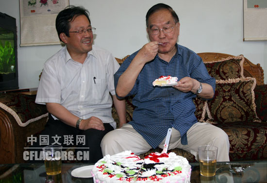 6月12日，中国文联党组成员、副主席冯远来到中国文联名誉主席周巍峙家中，向他祝贺93岁生日。图为周巍峙品尝香甜的生日蛋糕。中国文联网 余宁 摄