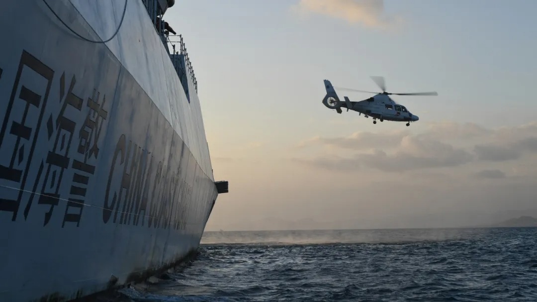 3.艦載直升機振翅起飛.JPG