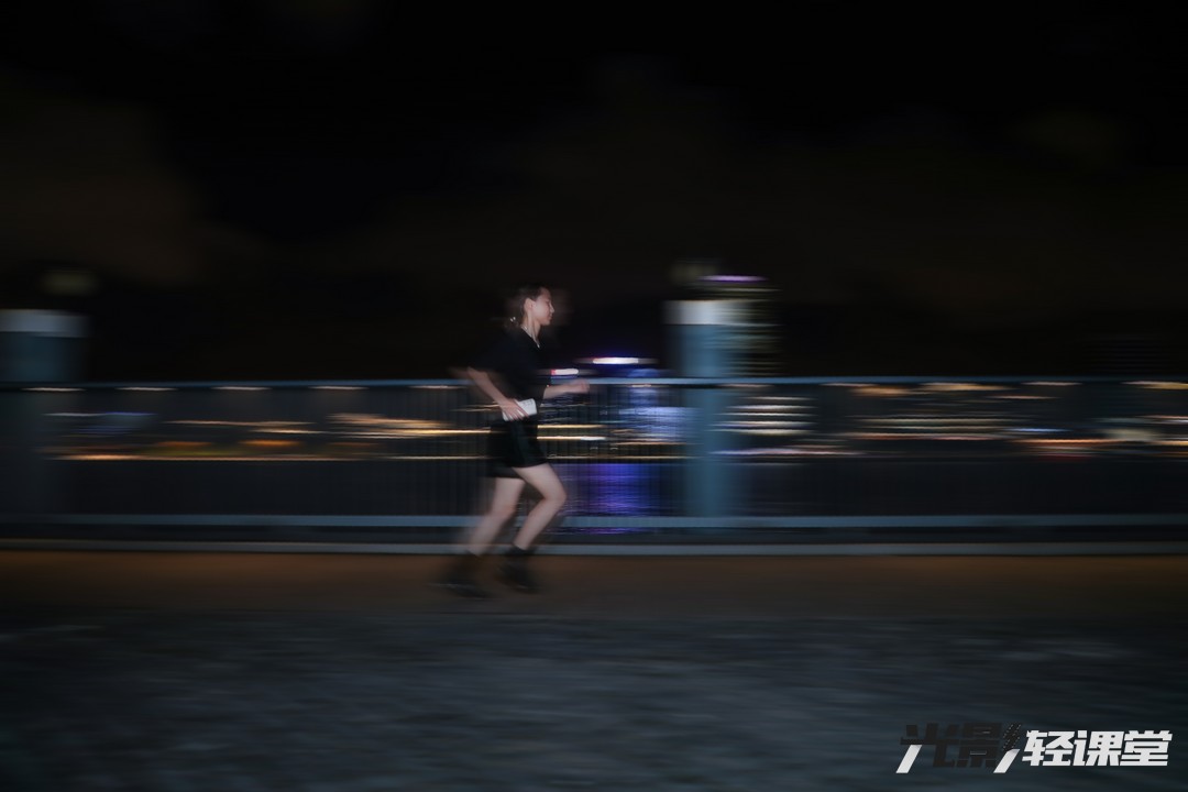 看，這就是小姐姐在黃浦江濱江奔跑的成片效果。不論是奧運賽場還是平日奔跑，只要掌握了以上幾點，就能拍出這樣的體育運動照片來。