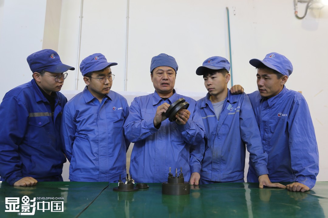 47歲的羅懷聰是中國航天科工六院內蒙古航天紅峽化工有限公司二車間整形組副組長，負責固體推進劑藥面整形工作，也是國家級技能大師工作室帶頭人。新華網 李倩攝
