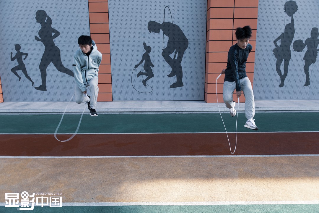 30秒196個、30秒172個、2金3銀2銅……這是重慶市盲人跳繩隊在前不久閉幕的全國第十一屆殘運會盲人跳繩比賽中取得的成績。“心中有光，努力追夢！”這是盲人運動員的模樣！新華網 耿駿宇 攝 陳雨 文