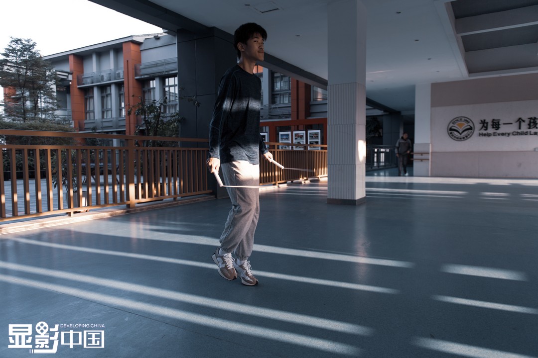 今年18歲的楊皓天是重慶市盲人跳繩隊的一名運動員，也是重慶市特教中心的高二學生。2016年，正在上六年級的楊皓天因為愛好加入了跳繩隊。新華網 耿駿宇 攝 陳雨 文