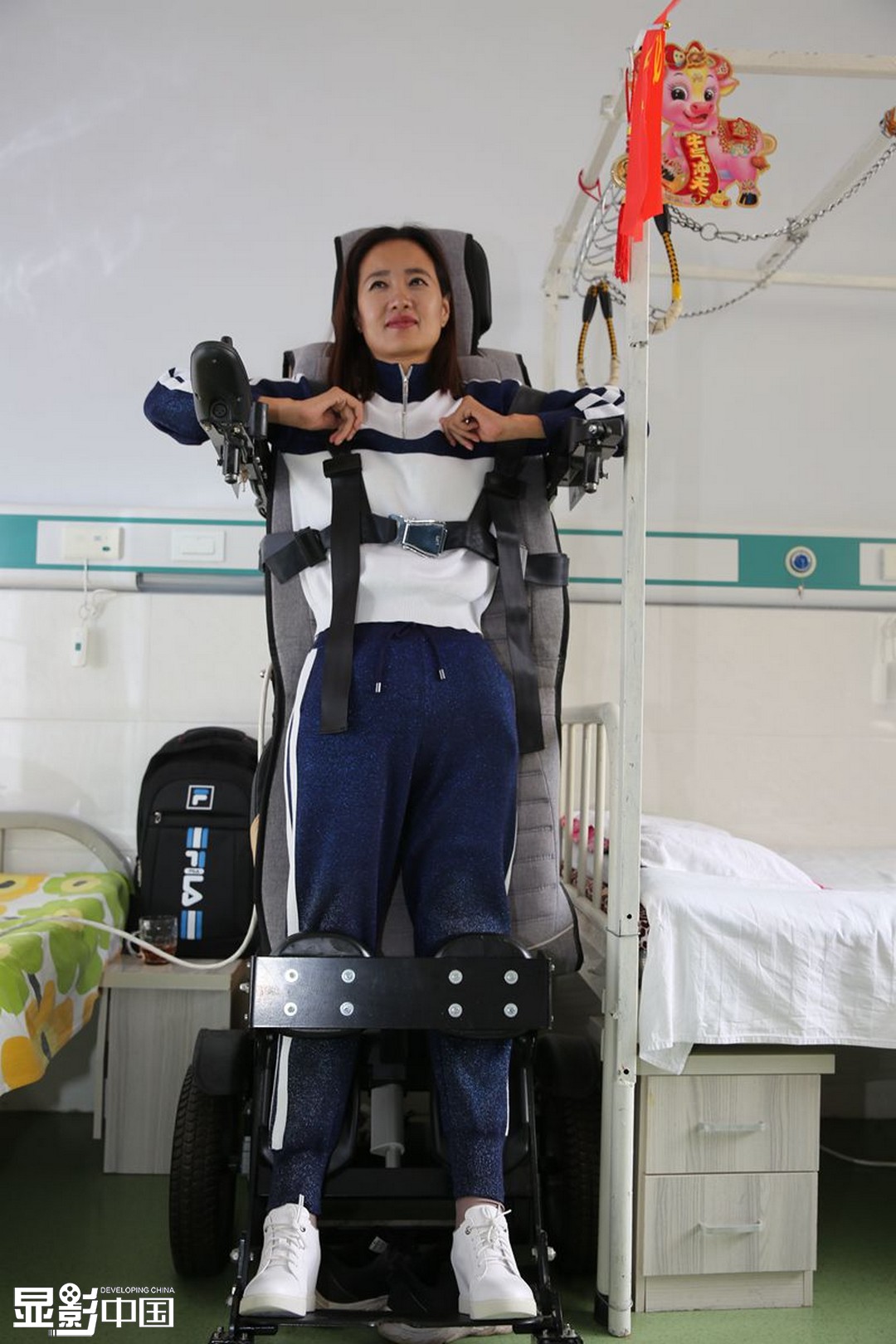 康枝英在使用北京一家企業為其捐贈的康復訓練儀器。新華網 楊騰格爾攝