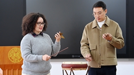 巴西姑娘鼓中説唱“中國韻”