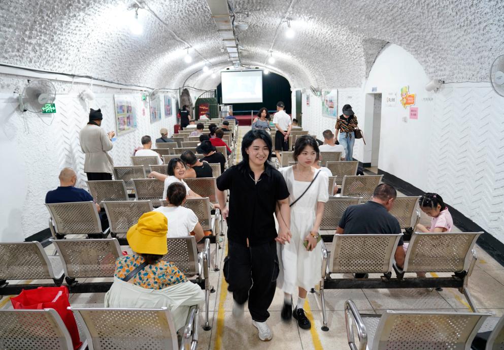 杭州：防空洞裏避暑納涼