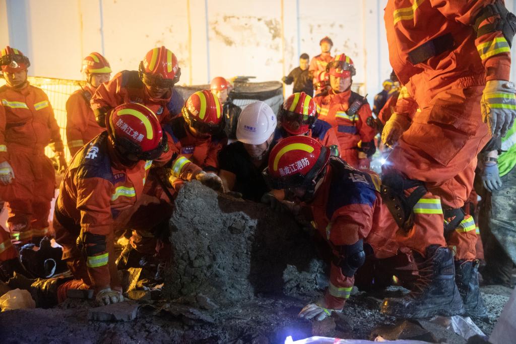 齊齊哈爾第34中學體育館坍塌事故最後一名被困人員已搜救到 共造成11人死亡
