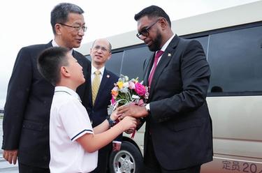 成都大運會丨來華出席成都大運會開幕式並訪問的圭亞那總統阿里抵達四川省成都市