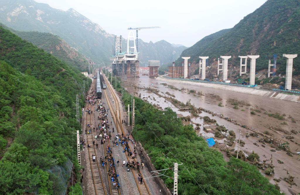 新華全媒+丨徒步直擊：最後一批受困列車旅客安全轉運