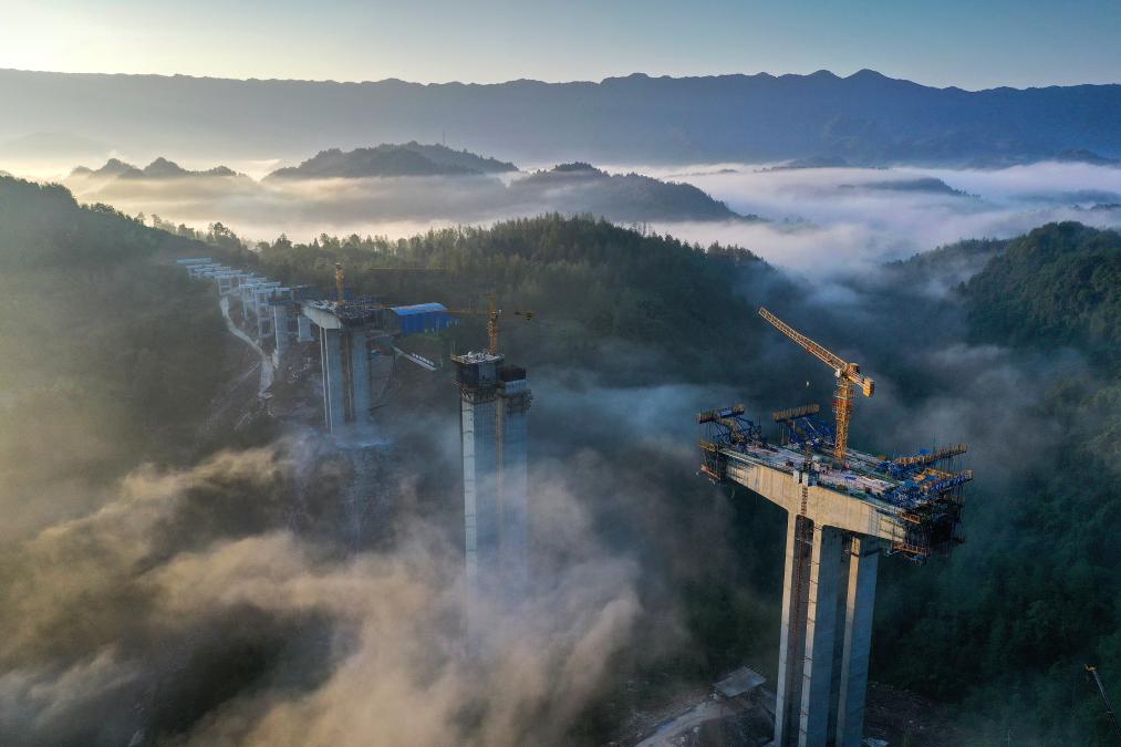 湖南湘西：雲上架橋