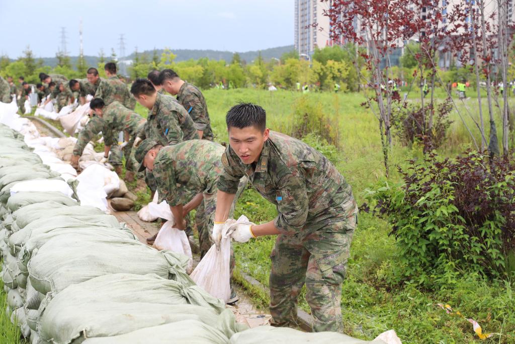 “空軍藍”築起防洪堤壩——北部戰區空軍快速展開抗洪救災行動見聞
