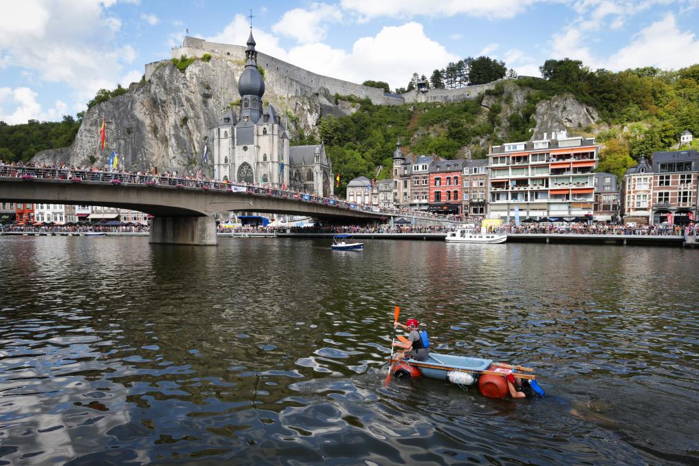 比利時迪南舉辦“浴缸划船節”