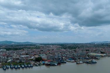 福建：漁船進港人上岸 全力防抗颱風“蘇拉”