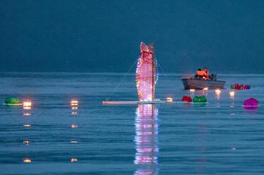 烏蘇裏江上放河燈 赫哲族人佑豐收