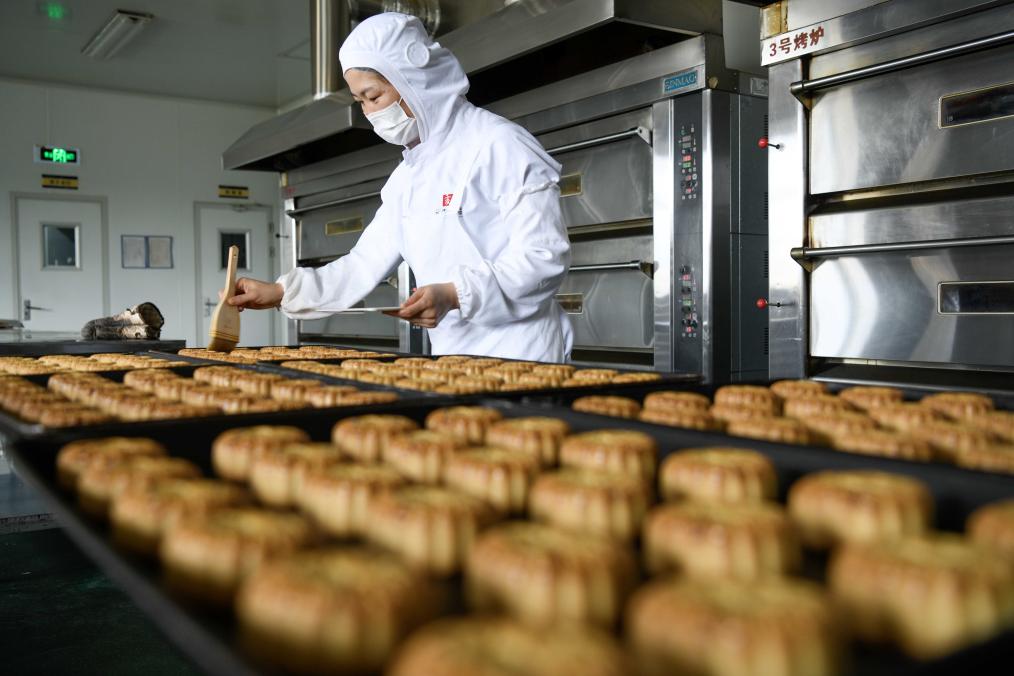 河北圍場：馬鈴薯月餅製作忙