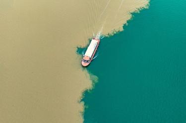 雨後漢江 “涇渭分明”