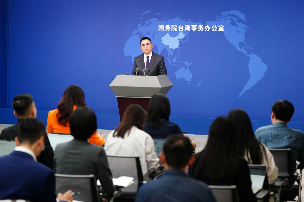 國&&舉行例行新聞發布會