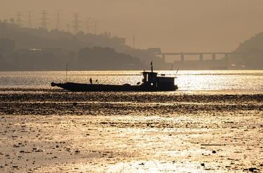 三峽蓄水過後清漂忙
