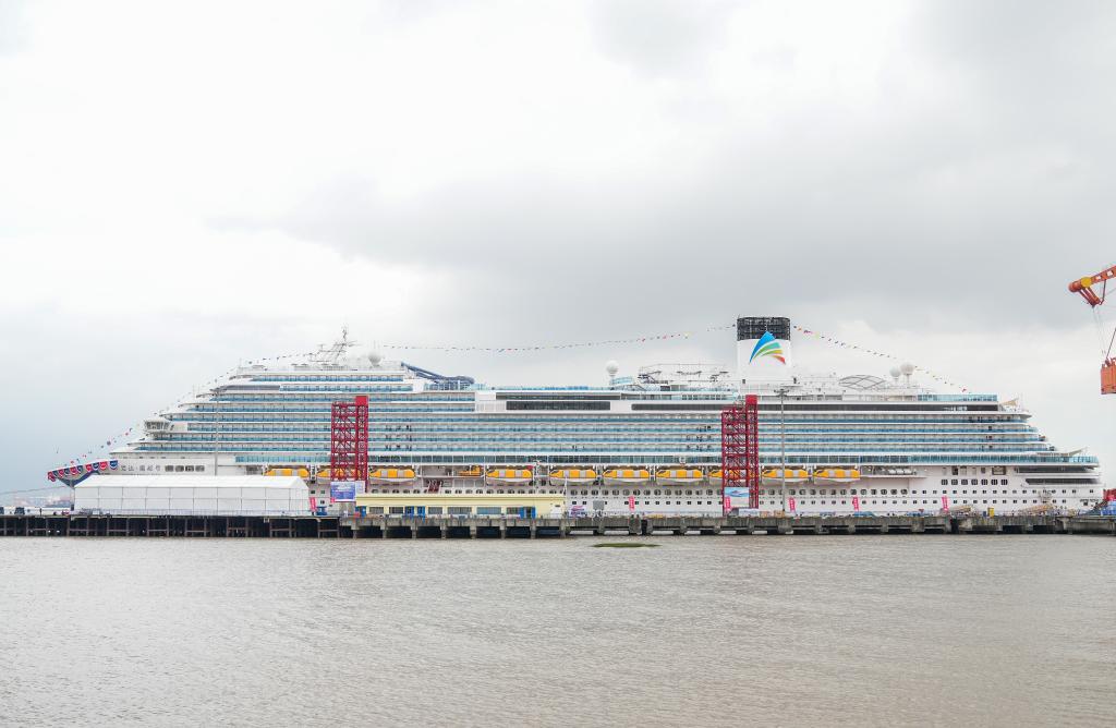 新華全媒+丨國産首艘大型郵輪命名交付 我國造船業集齊“三顆明珠”