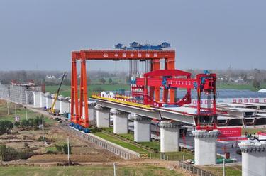 阜淮鐵路全線首榀箱梁架設