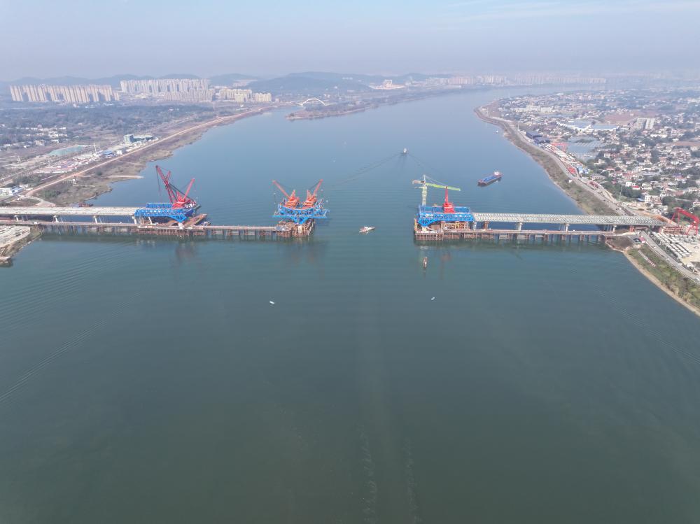 長沙暮坪湘江特大橋東西兩岸涉水引橋頂推完成