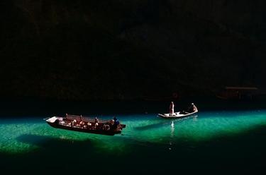 湖北鶴峰：屏山峽谷光影如畫