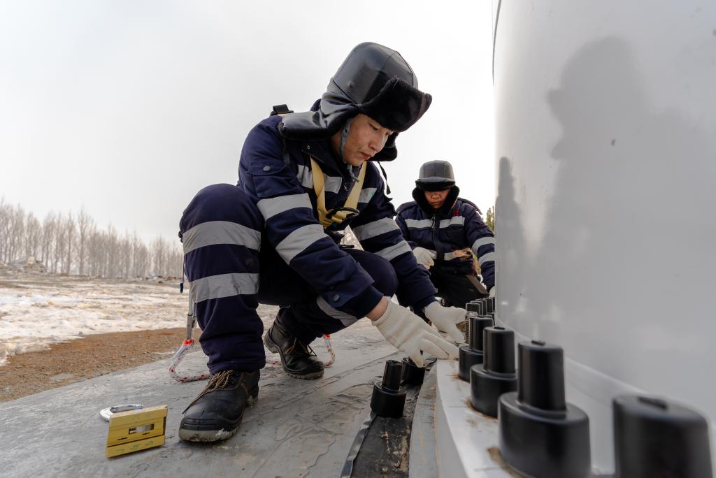 新華全媒+丨冰天雪地 中國最北省份風電機組運行、建設“兩頭熱”
