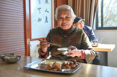 浙江寧波：完善助餐服務體系 打造老年人“幸福餐桌”