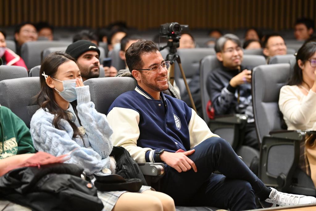 用西班牙語説相聲的“洋教師”