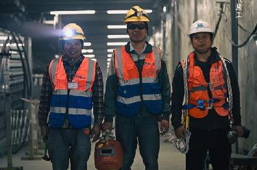 海報丨他們，在地下2400米“追光”