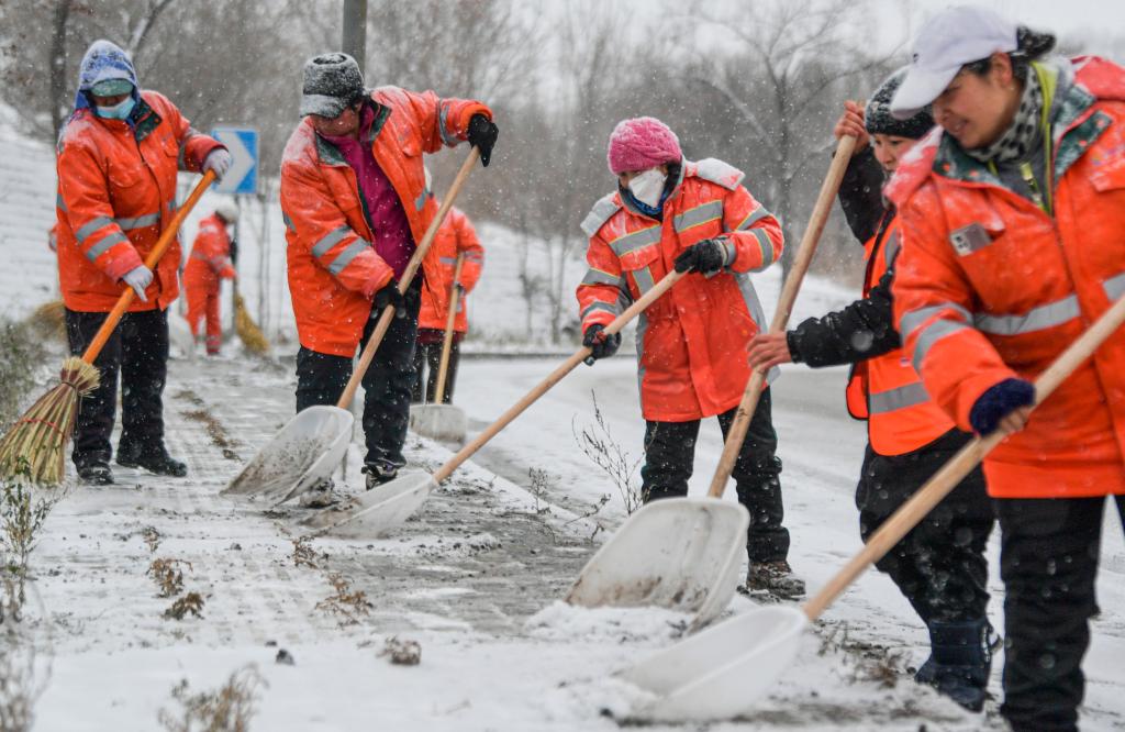 烏魯木齊：堅守風雪中 護佑平安路