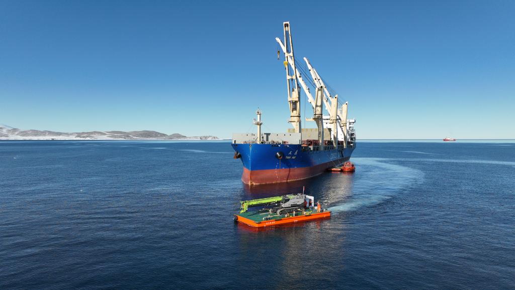 第40次南極考察丨“雪龍2”號和“天惠”輪卸貨忙