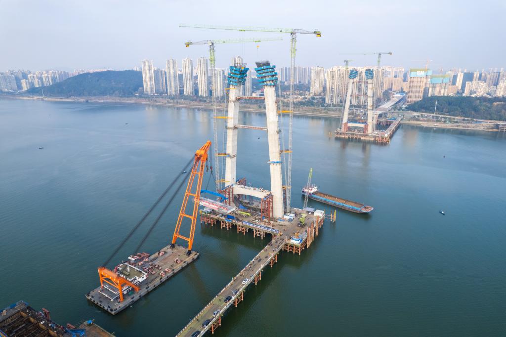 長沙興聯路大通道項目雙塔斜拉橋首段主梁架設完成