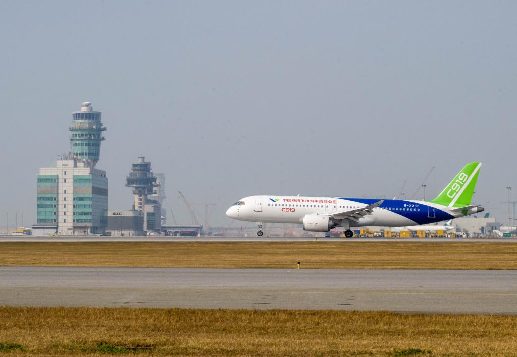 “水門禮”迎接！國産C919及ARJ21飛機首訪香港