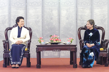 彭麗媛同越共中央總書記夫人吳氏敏參觀越南婦女博物館並茶敘
