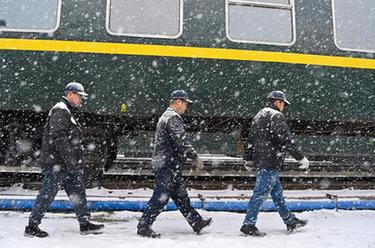 雪中檢修忙