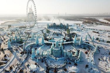 雕冰塑雪建設火 冰雪世界“逆”寒潮