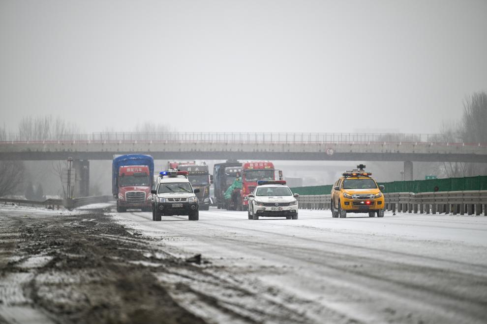 天津高速多部門積極應對降雪天氣